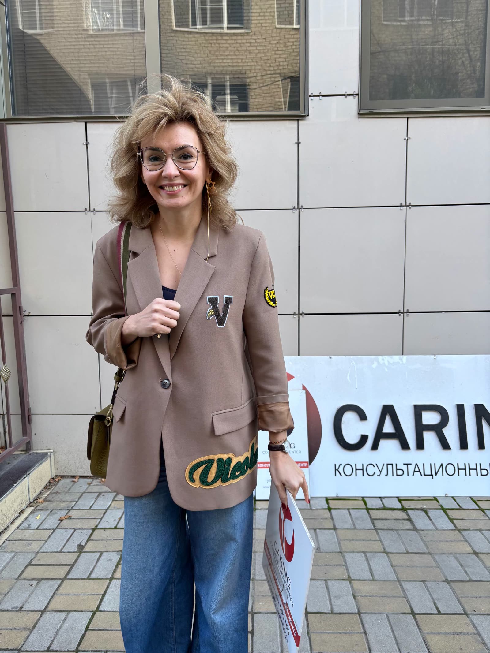 Ольга Кошманова у вывески CARING